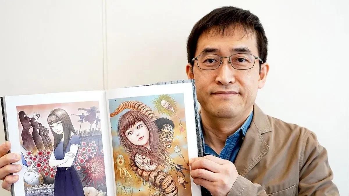 Junji Ito with his work "Tomie"